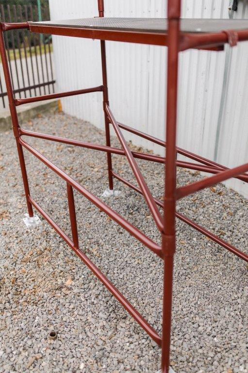 Rusztowanie warszawskie – modułowa konstrukcja z barierkami ochronnymi
