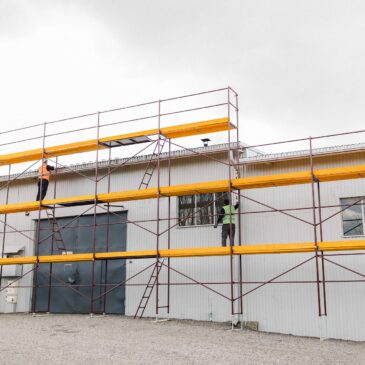 Jakie rusztowanie do elewacji i wnętrz? Praktyczny poradnik wykonawcy