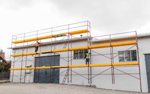 Rusztowanie do elewacji i wnętrz przy tynkowaniu domu jednorodzinnego