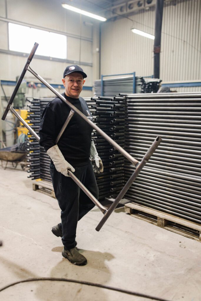 Jakie rusztowanie jest najpopularniejsze – montaż rusztowania elewacyjnego w zakładzie produkcyjnym