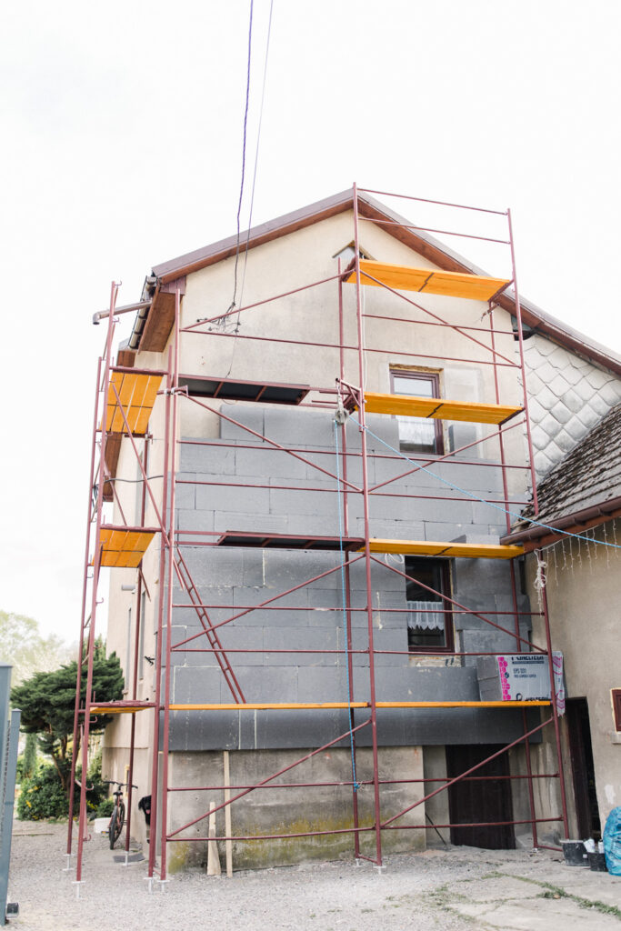 ile rusztowania na 100m2 – montaż rusztowania elewacyjnego
