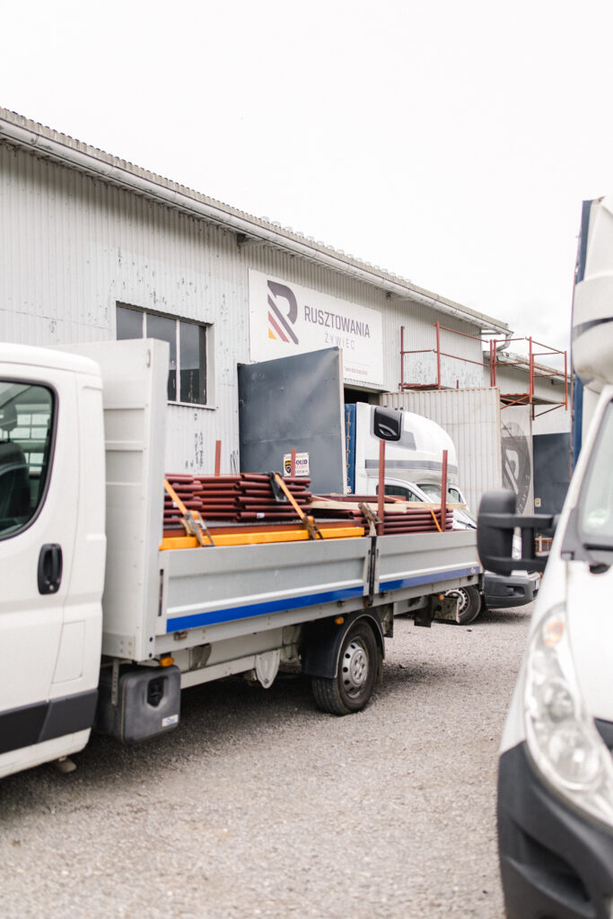 Elementy rusztowania elewacyjnego 250 m2 ułożone i zabezpieczone do transportu