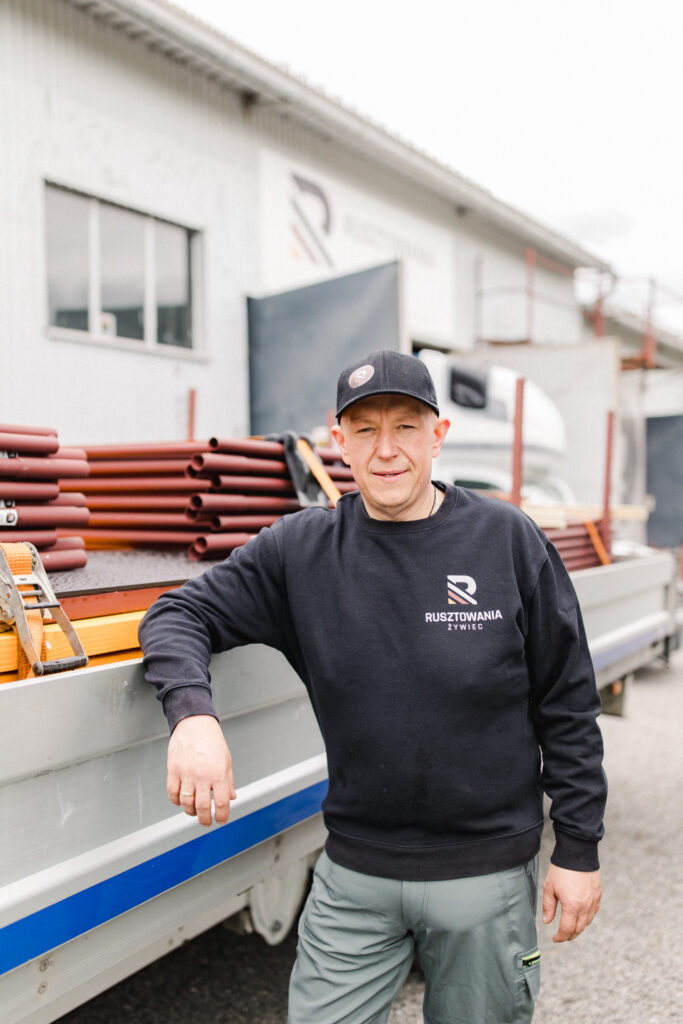 Rafał, właściciel firmy Rusztowania Żywiec, przy transporcie rusztowania elewacyjnego 250 m2
