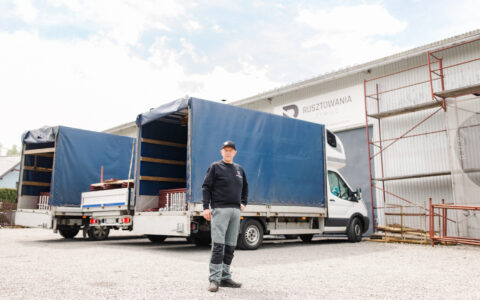 Rafał Adamczyk przed zakładem Rusztowania Żywiec i załadowanym transportem rusztowania elewacyjnego 250 m2